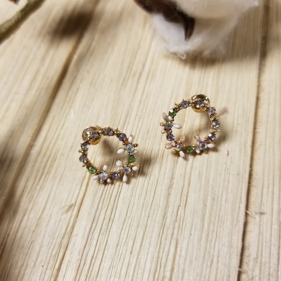 Beautiful Multicolored Wreath Earrings in GOLD w/irridecent stones - Picture 6 of 7